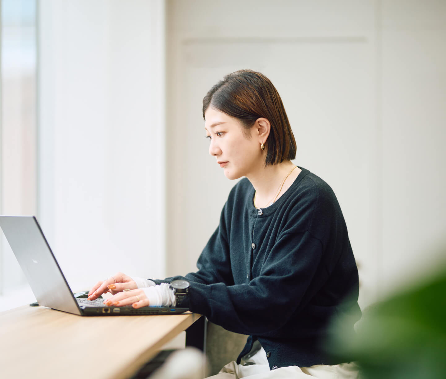 オフィスで働く社員のイメージ