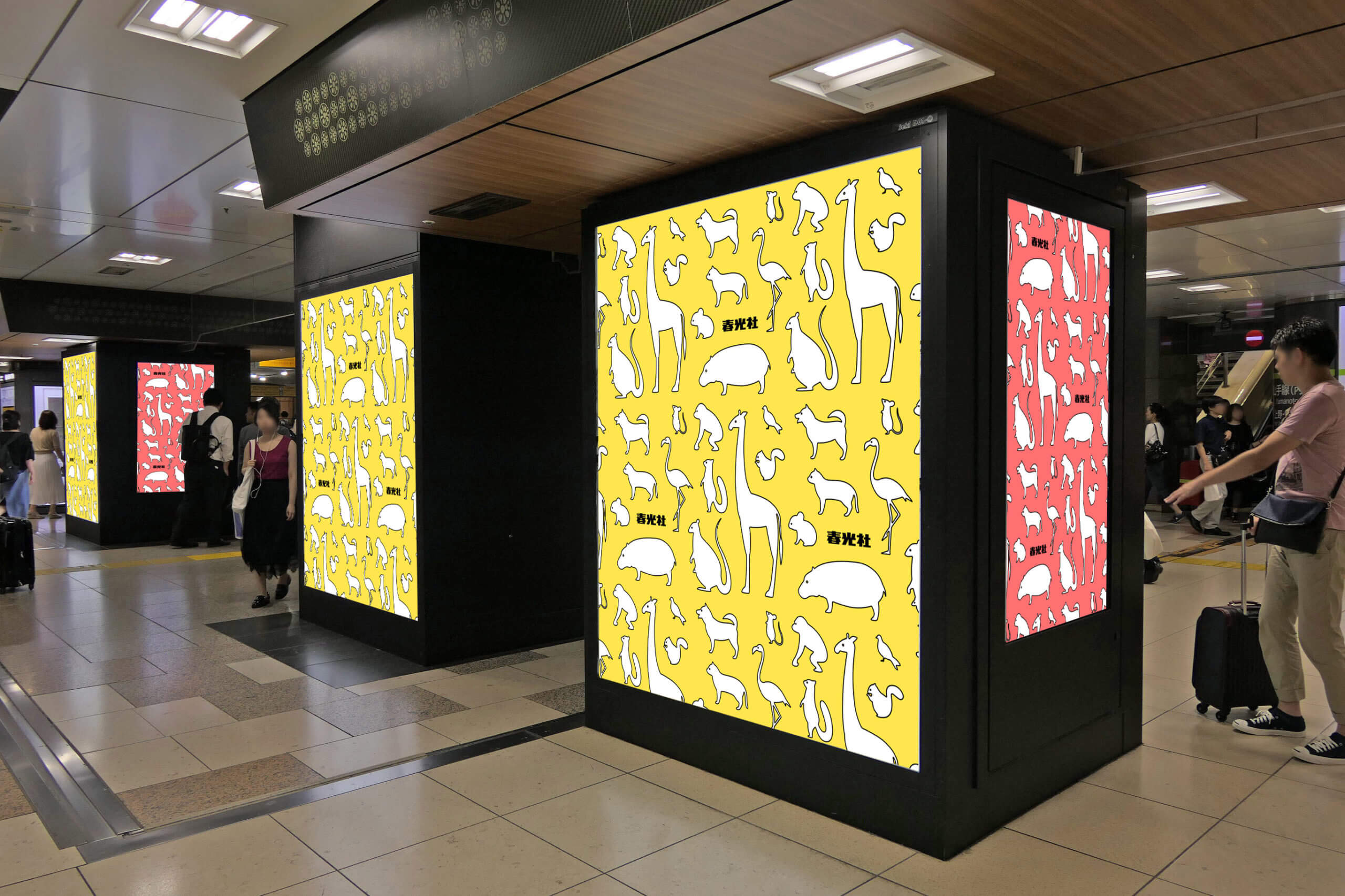 JR東日本東京駅中央通路に設置されている縦型デジタルサイネージとシート