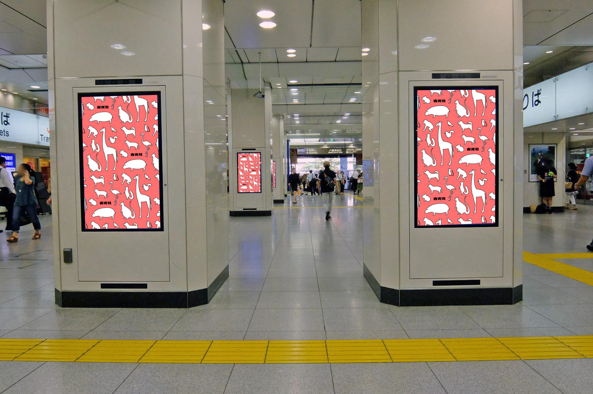 JR東日本東京駅八重洲エリアに設置されている縦型デジタルサイネージ