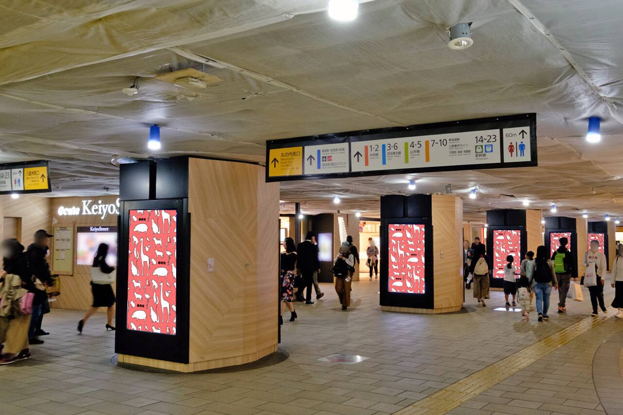 JR東日本東京駅京葉通路に設置されている縦型デジタルサイネージ