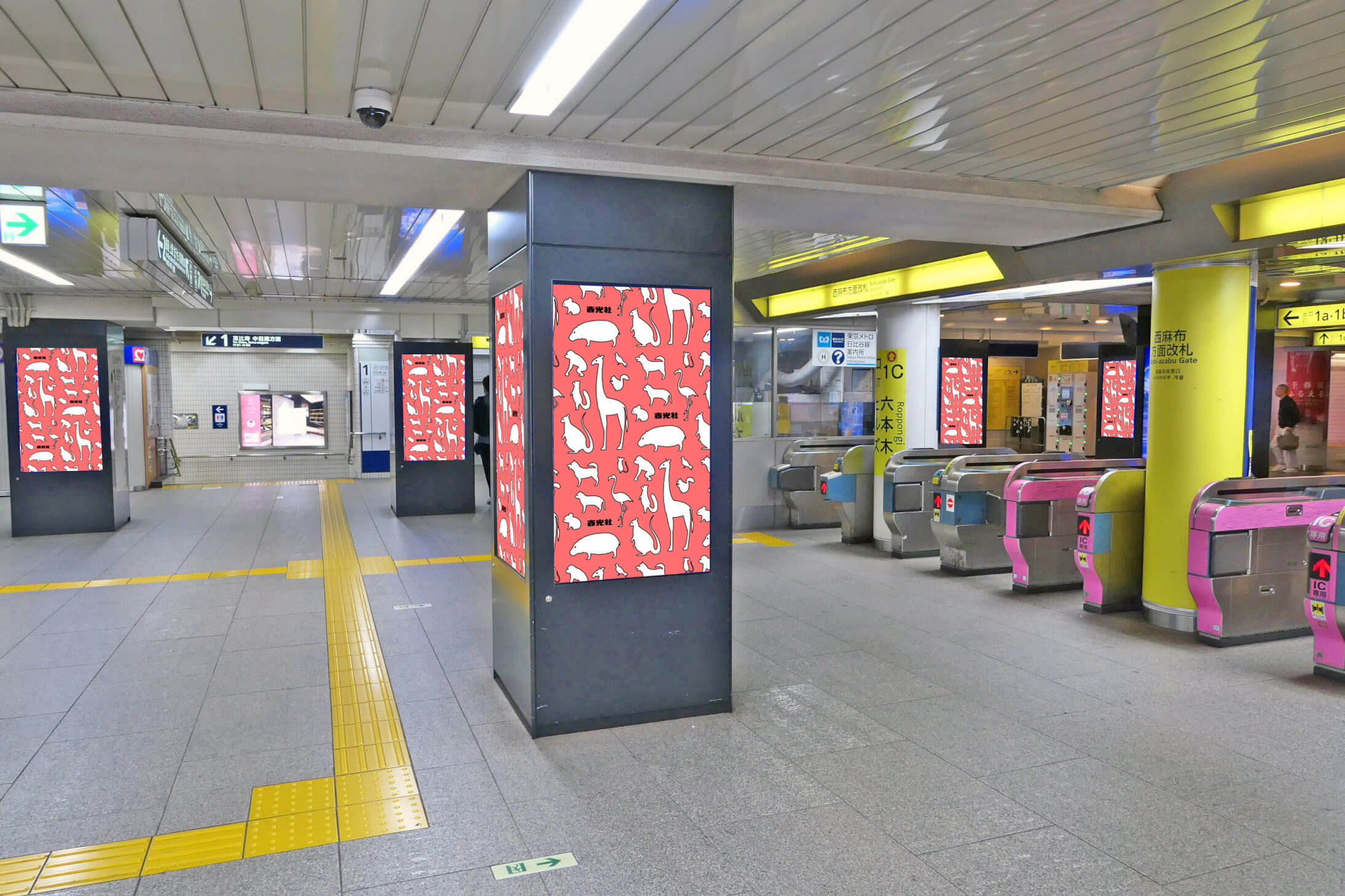東京メトロ日比谷線六本木駅改札内外に設置されている縦型デジタルサイネージ