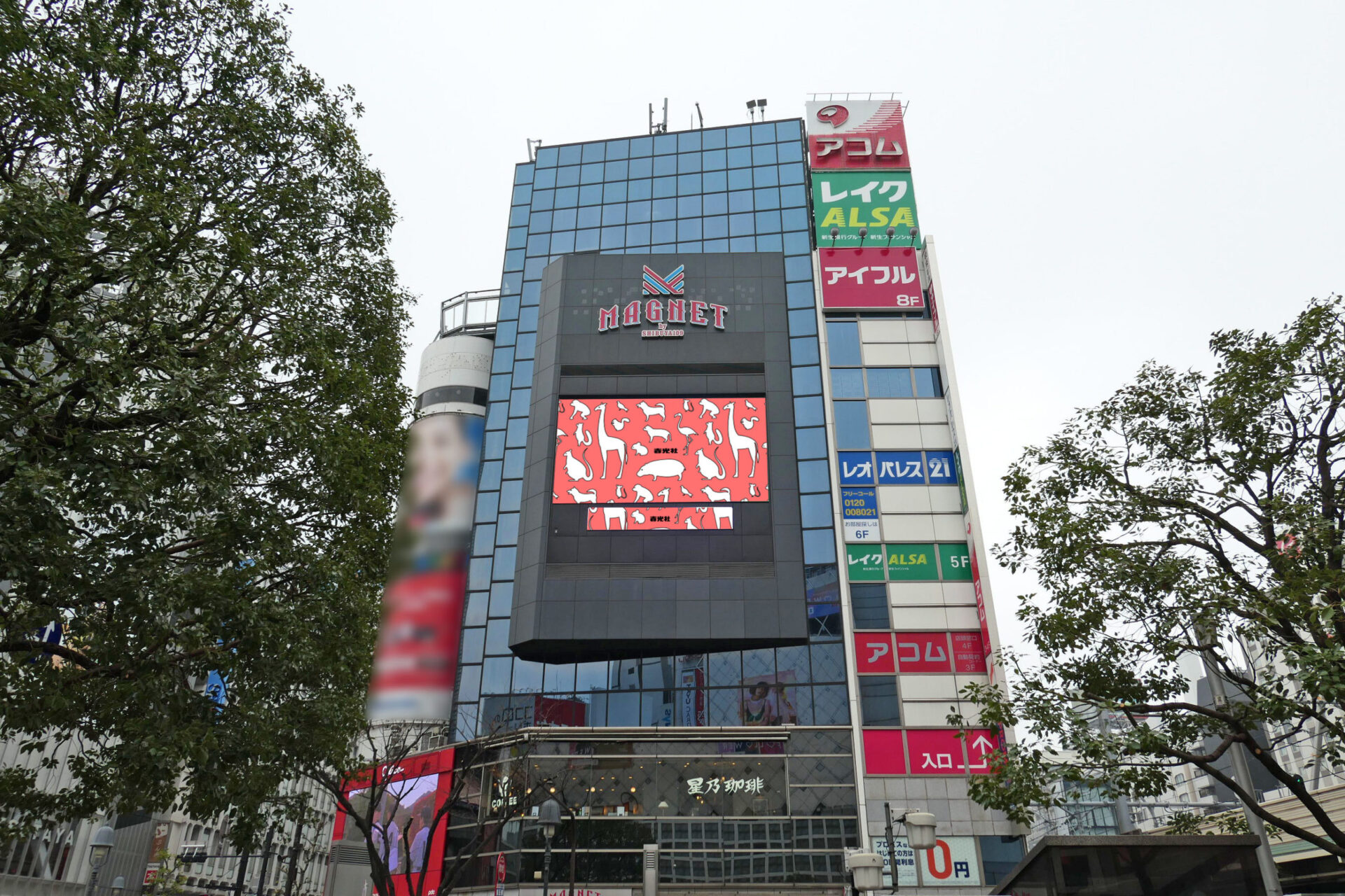 渋谷駅前109MEN'Sビル壁面に設置されている横型の大型デジタルサイネージ