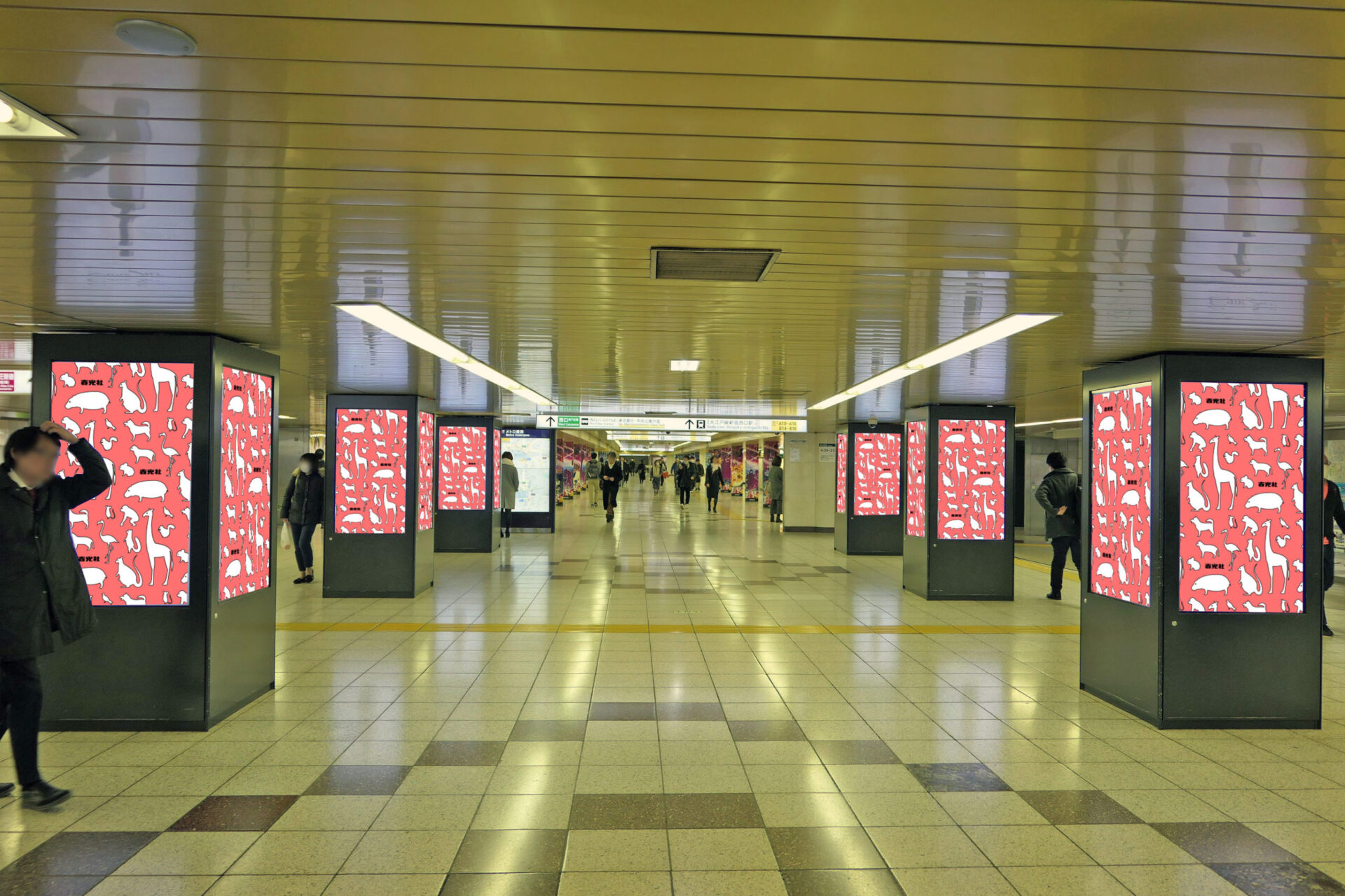 東京メトロ丸ノ内線新宿駅東口の改札外に設置されている縦型のデジタルサイネージ
