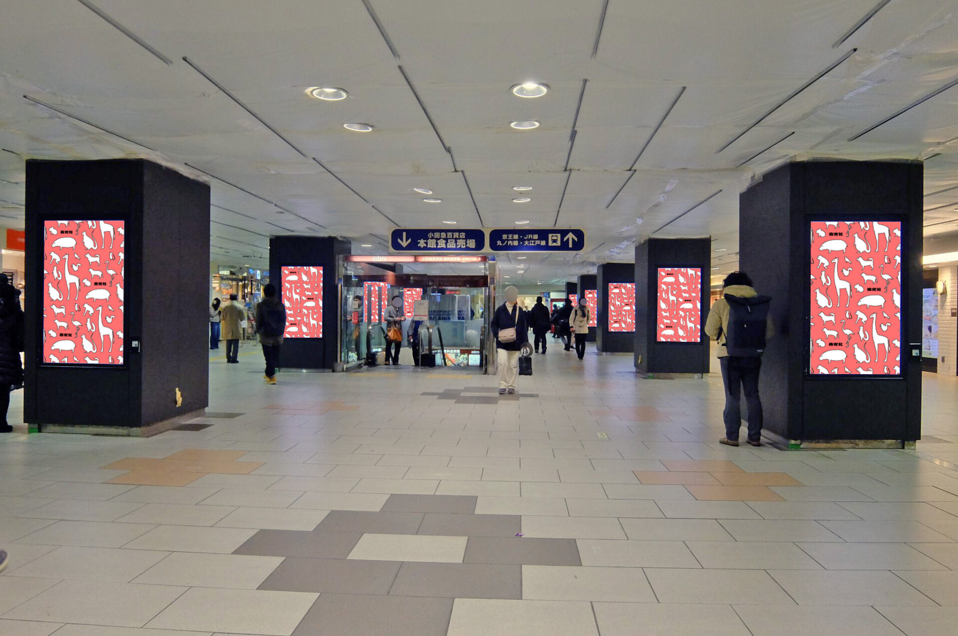 小田急線新宿駅の西口と南口の改札外に設置されている縦型のデジタルサイネージ
