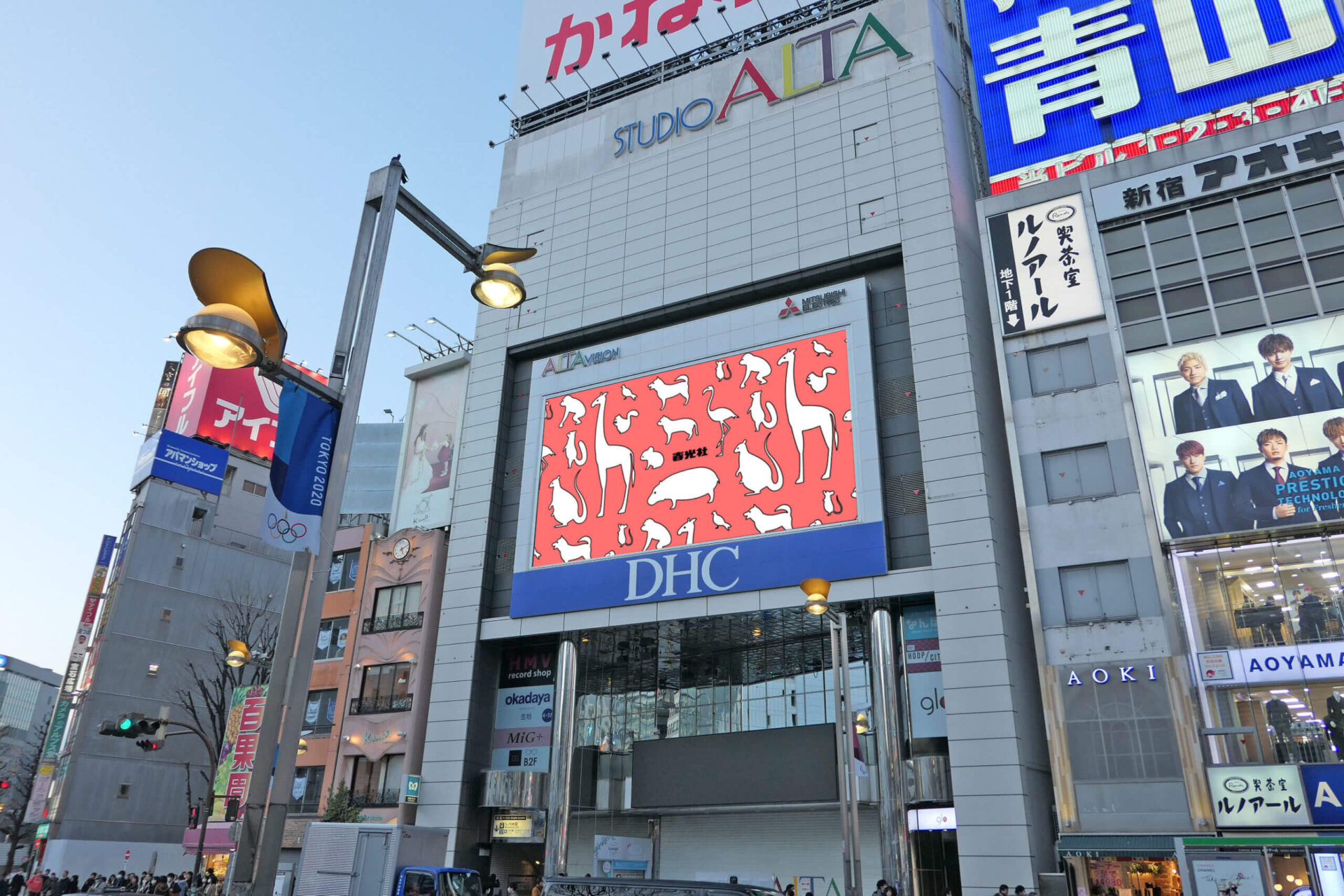 新宿駅東口正面アルタ館壁面に設置されている横型の大型デジタルサイネージ