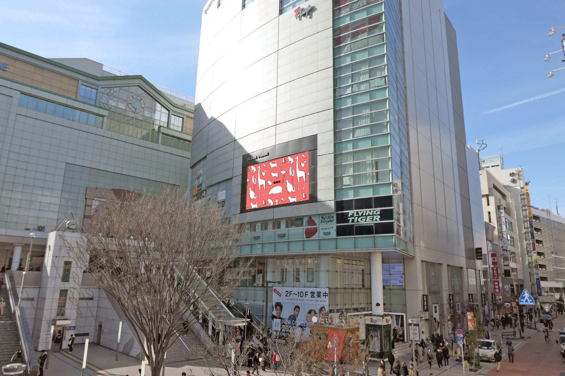 新宿駅東南口に面するFLAGS壁面に設置されている横型の大型デジタルサイネージ