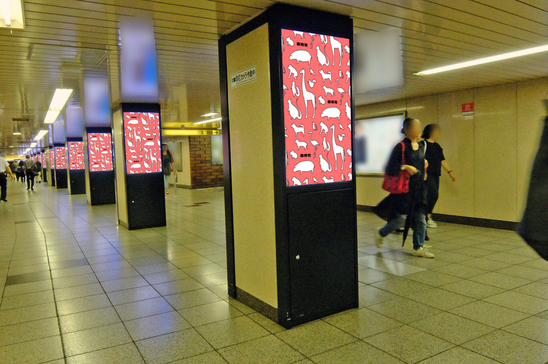 東京メトロ新宿三丁目駅改札外新宿駅方面通路に設置されている縦型デジタルサイネージ