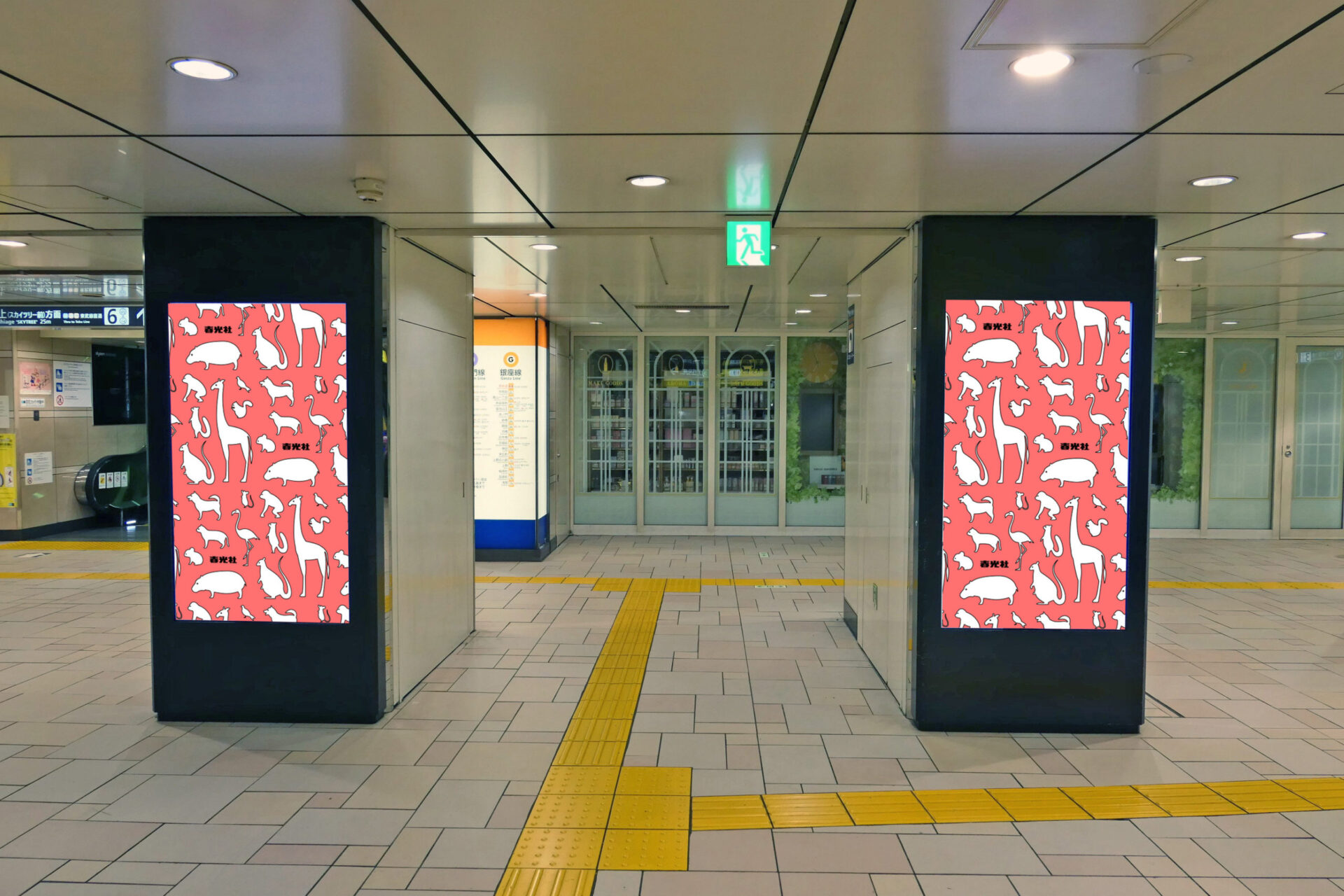 東京メトロ表参道駅中央改札内コンコースに設置されている縦型デジタルサイネージ