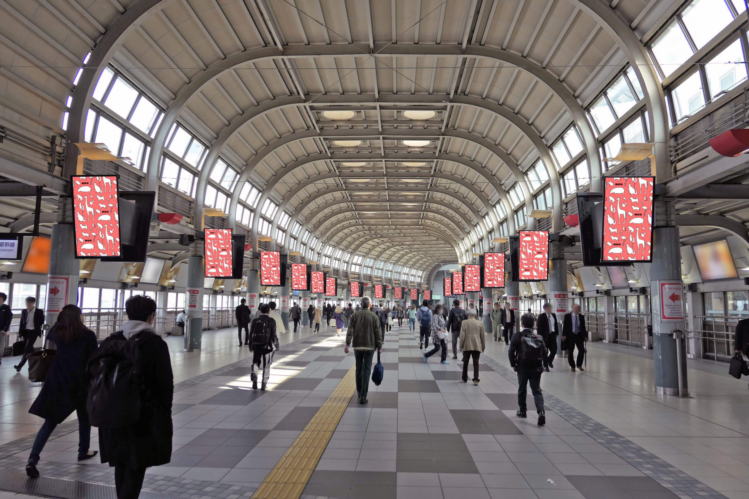 JR東日本品川駅コンコース自由通路に設置されている縦型のデジタルサイネージ