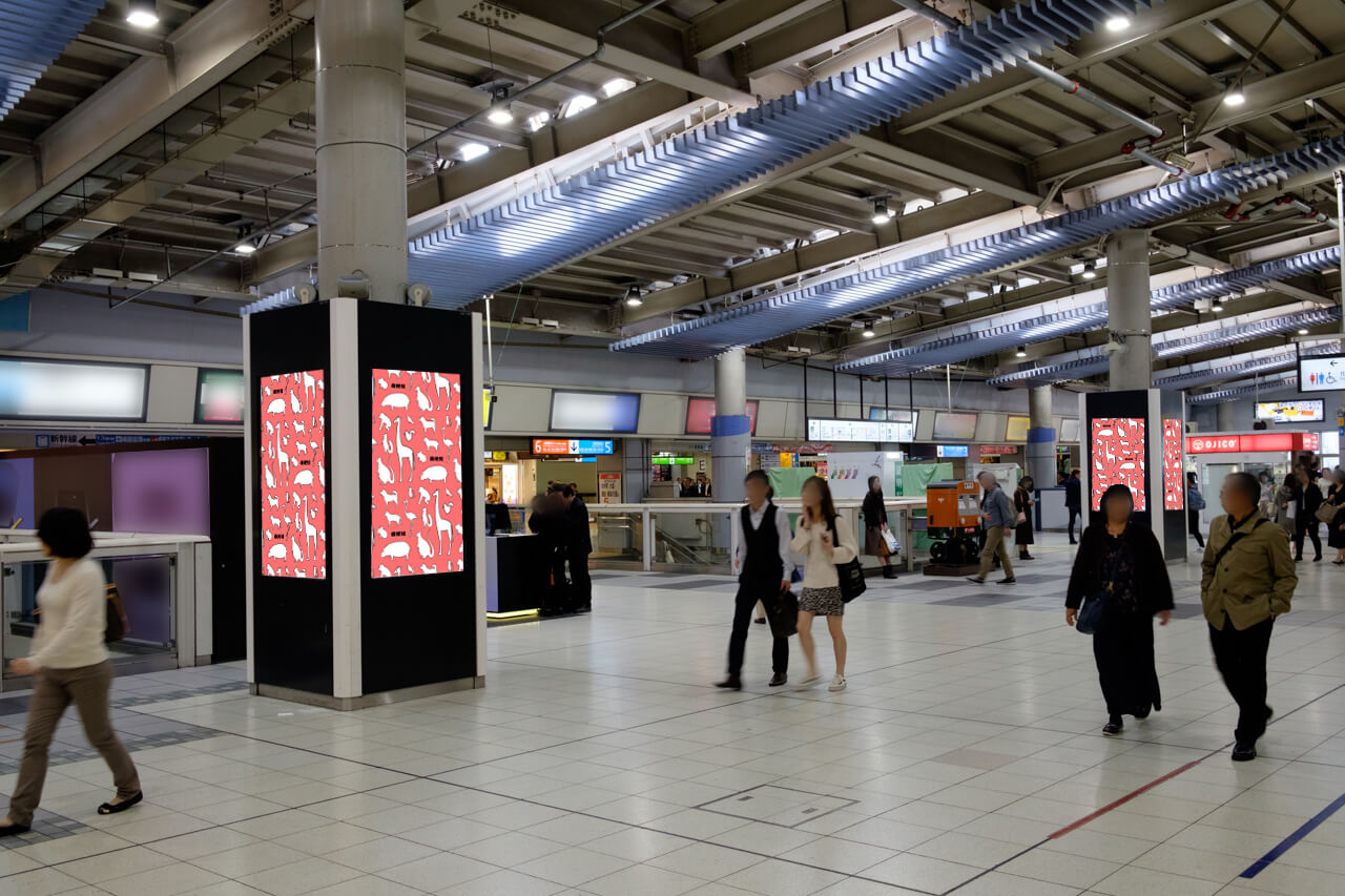 JR東日本品川駅中央改札内コンコースに設置されている縦型デジタルサイネージ