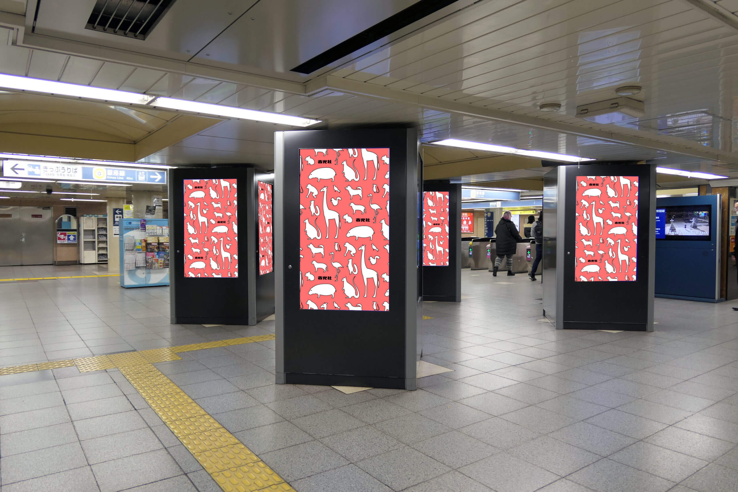 東京メトロ銀座線新橋駅JR口改札外乗換通路に設置されている縦型デジタルサイネージ