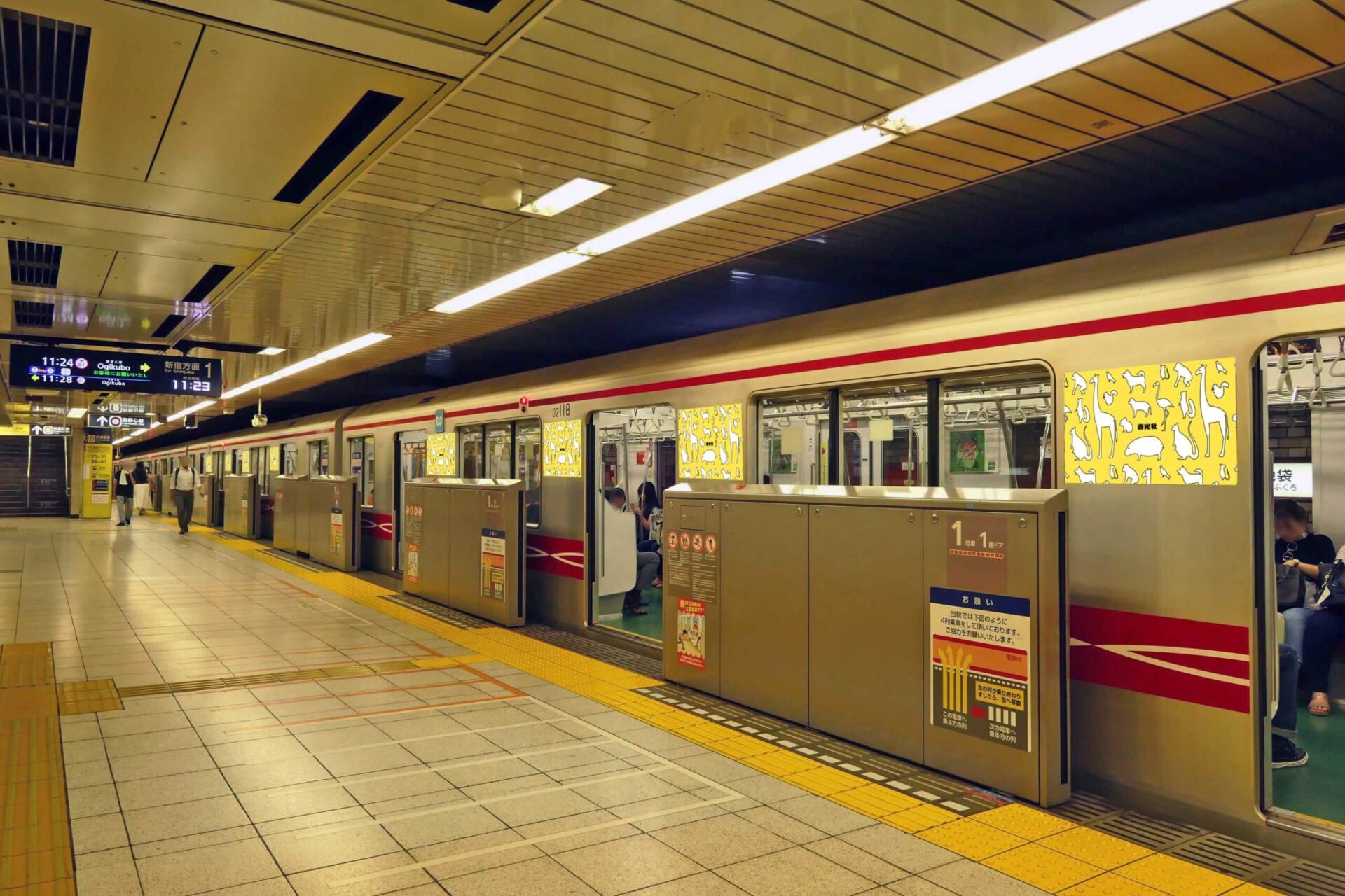 東京メトロ丸ノ内の電車の車体側面に掲出できる、ホームで列車を待つ乗客に間近で訴求できる媒体