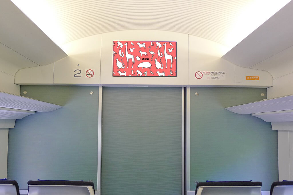京成電鉄スカイライナー車両貫通部上に設置されている、ヨコ型のデジタルサイネージ