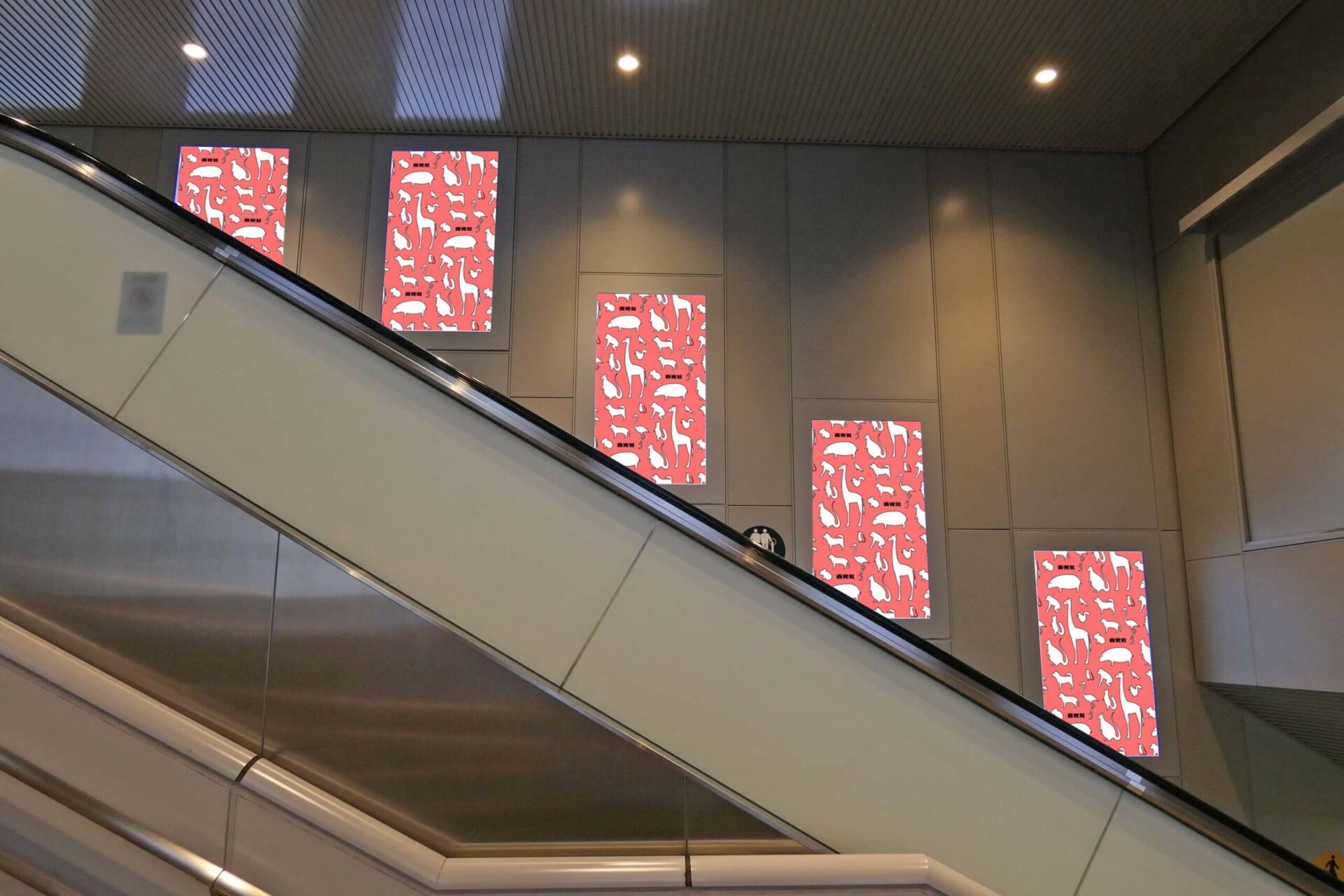 東急田園都市線渋谷駅の階段壁面に設置されているタテ型のデジタルサイネージ媒体