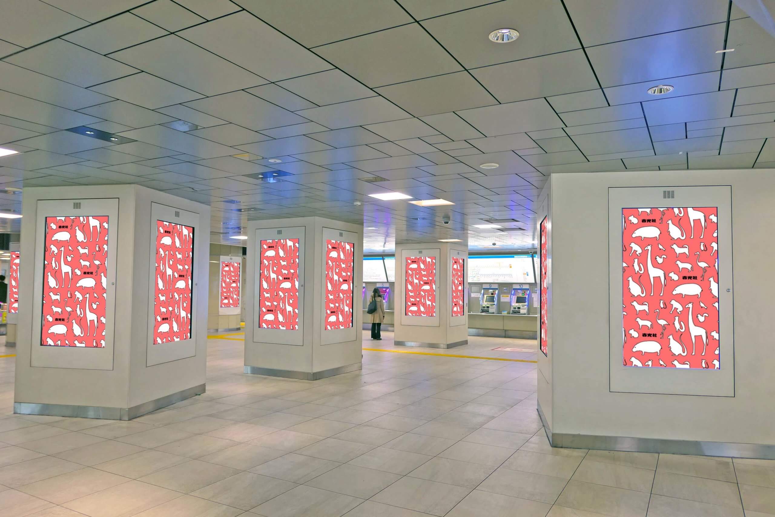 西武池袋線池袋駅1F改札外にある、タテ型のデジタルサイネージ媒体