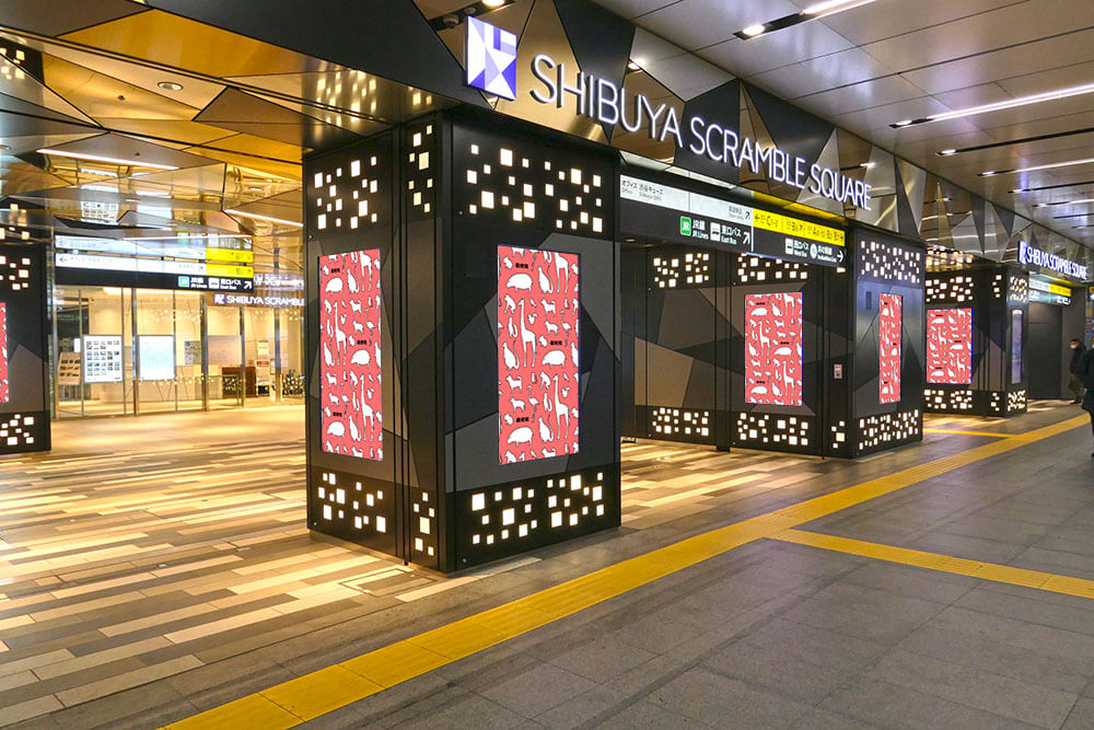 東急東横線渋谷駅改札そば、渋谷スクランブルスクエア入口前にある、タテ型のデジタルサイネージ媒体