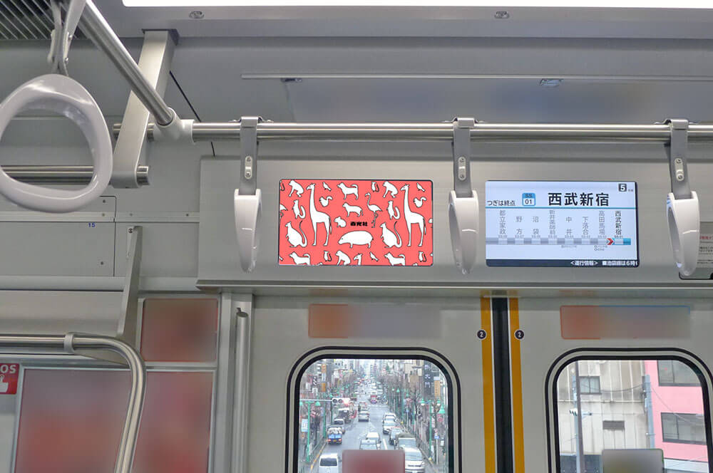 西武鉄道の各車両ドア上部に運行情報用のディスプレイと並列で設置されている、視認性の高いヨコ型のデジタルサイネージ