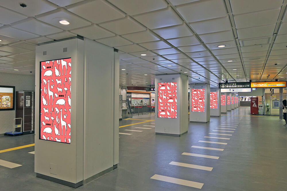 西武新宿線新宿駅正面口改札外にある、視認・注目率ともに高いタテ型のデジタルサイネージ媒体