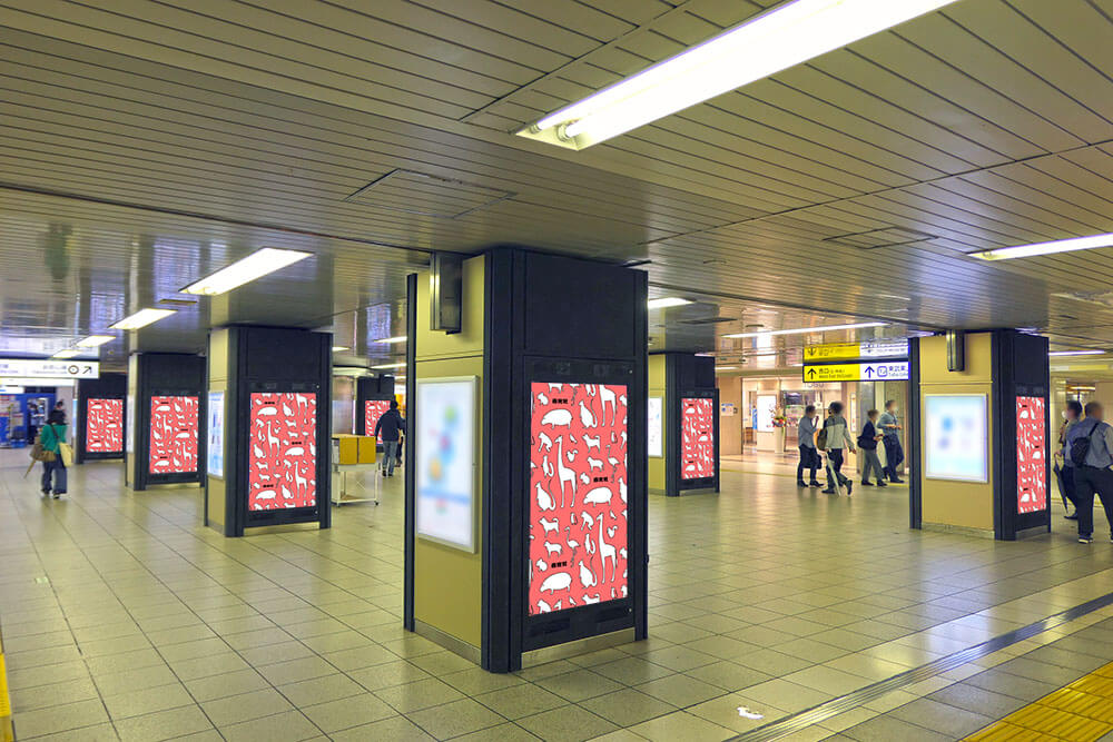 東武線池袋駅地下1F有楽町線改札そばにある、タテ型のデジタルサイネージ媒体