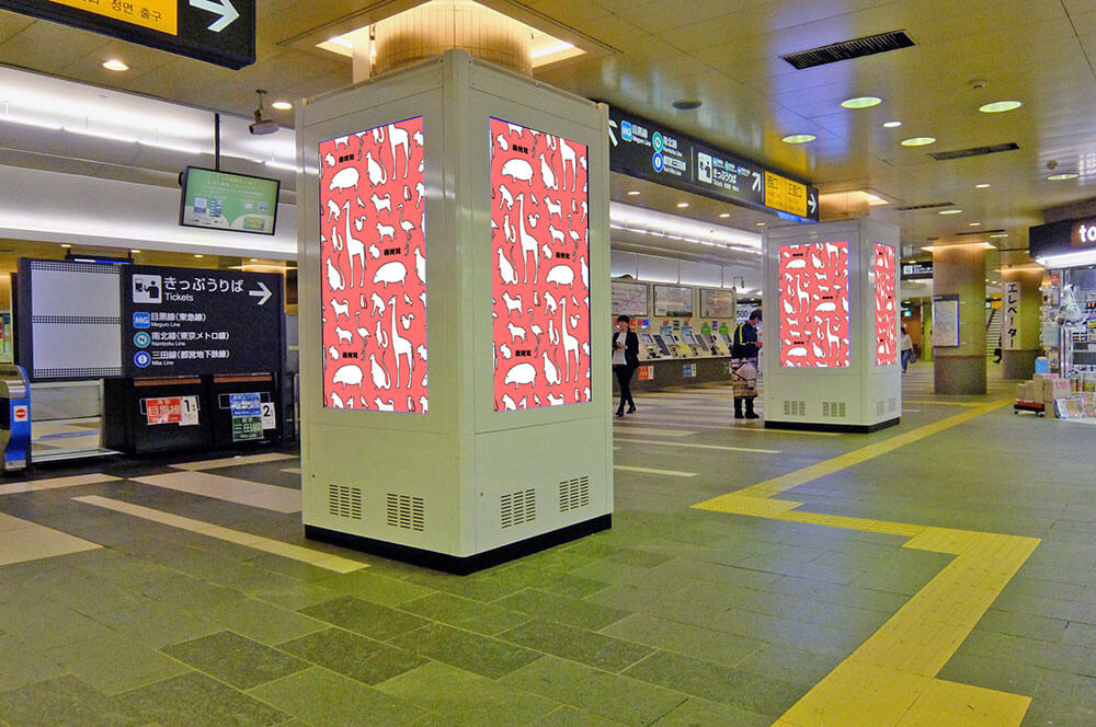 東急目黒駅正面改札外にある、タテ型のデジタルサイネージ媒体