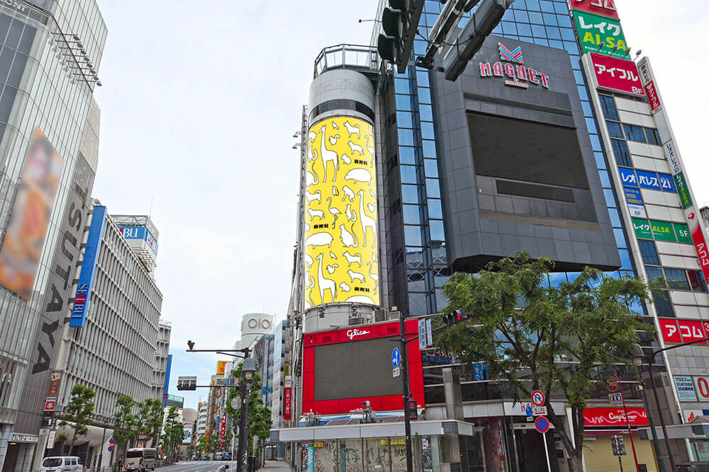 渋谷ハチ公前交差点に面するMAGNETbySHIBUYA109壁面に設置されている、視認・注目率ともに高い、大型のシート広告