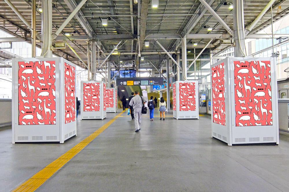 東急二子玉川駅の上下線ホームにある、タテ型のデジタルサイネージ媒体