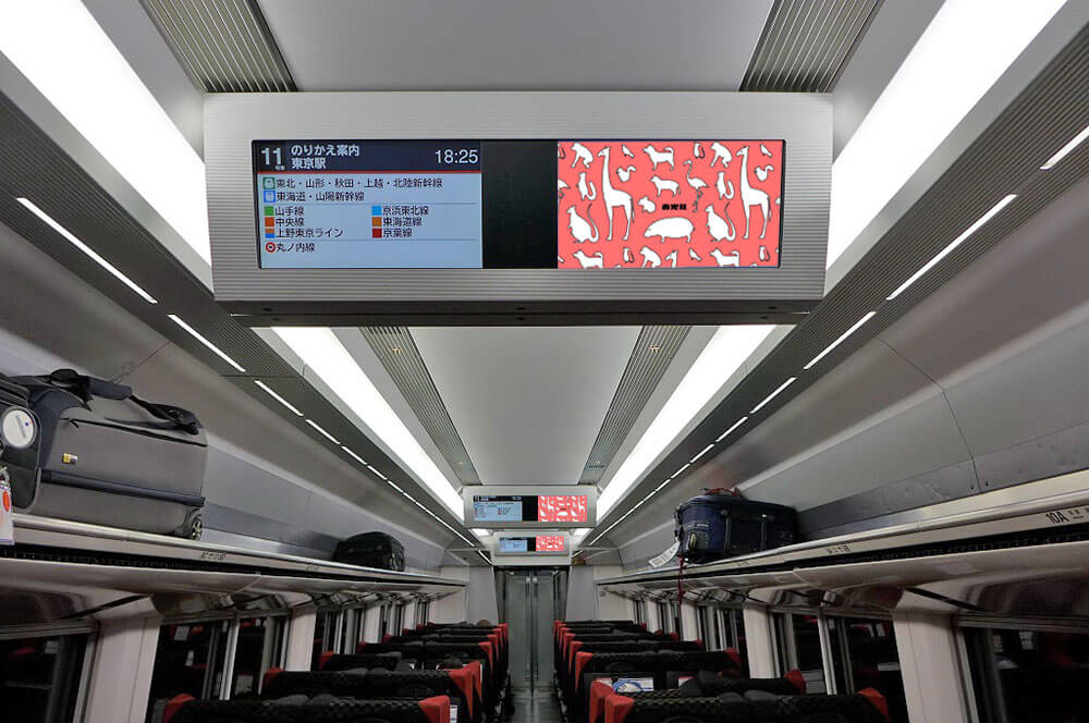 JR東日本成田エクスプレス(N'EX)各車両中央上部に運行情報用のディスプレイと並列で設置されている、視認性の高いヨコ型のデジタルサイネージ