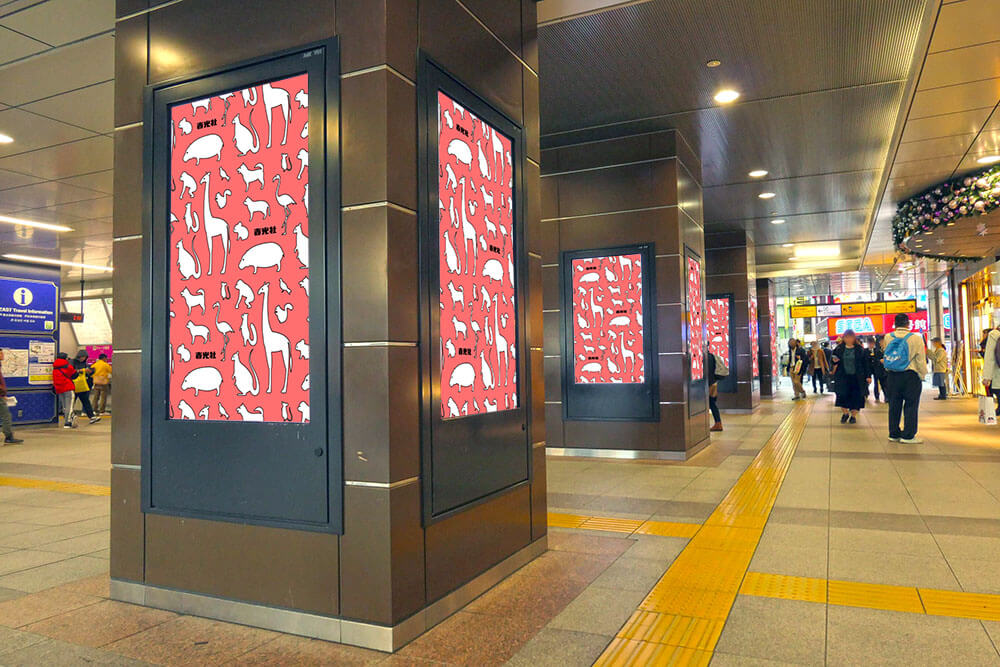 R東日本秋葉原駅電気街口改札外にある、タテ型のデジタルサイネージ媒体