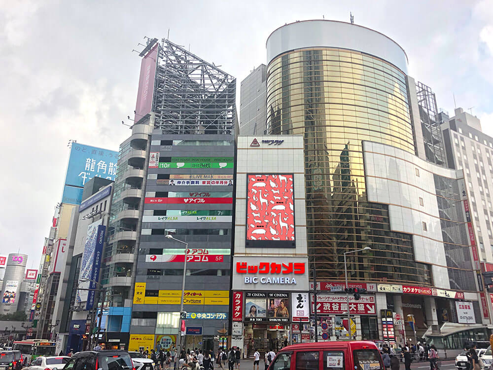 渋谷宮益坂交差点東映ブラザビル壁面に設置されている、視認・注目率ともに高い、タテ型の大型デジタルサイネージ媒体