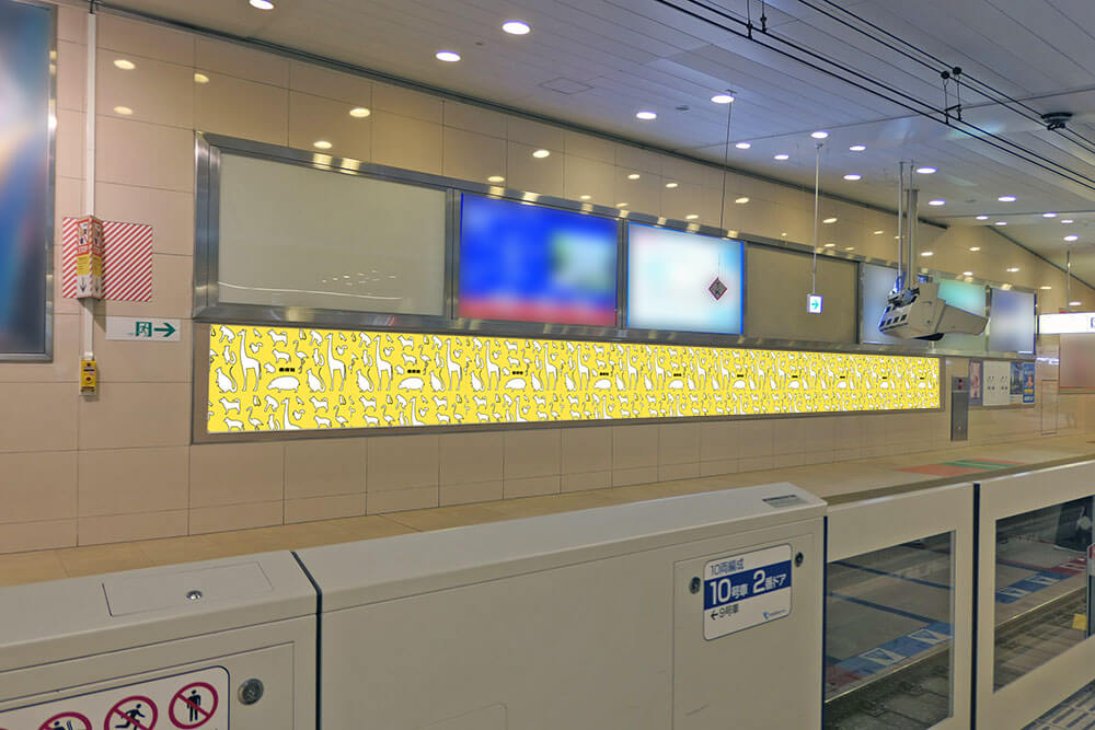 小田急線新宿駅改札内降車ホームの壁面、多くの乗客が行き交う導線上に掲出される、専用大型ボードの駅貼セット