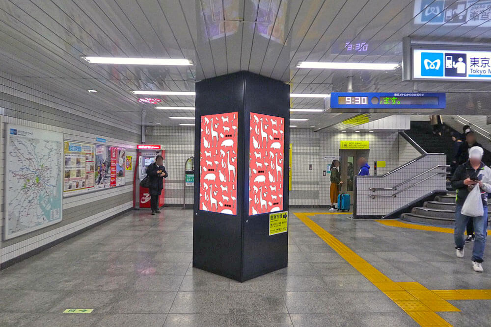 東京メトロ有楽町線豊洲駅駅前交差点改札外にある、タテ型のデジタルサイネージ媒体