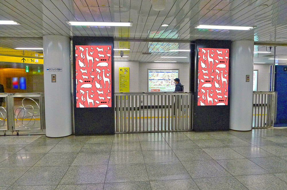東京メトロ有楽町線豊洲駅ららぽーと改札内外にある、タテ型のデジタルサイネージ媒体