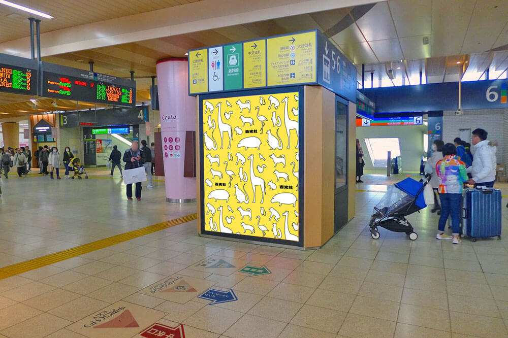 JR東日本上野駅公園口通路のデジタルサイネージの躯体側面に大型シート広告が掲出できる、人目を惹く、視認・訴求率がともに高い媒体