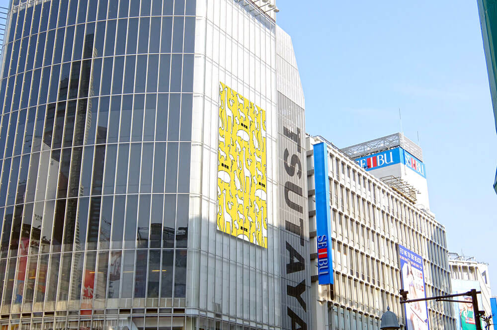 渋谷ハチ公前交差点に面するQ FRONTビル壁面に設置されている、視認・注目率ともに高い、大型のシート広告
