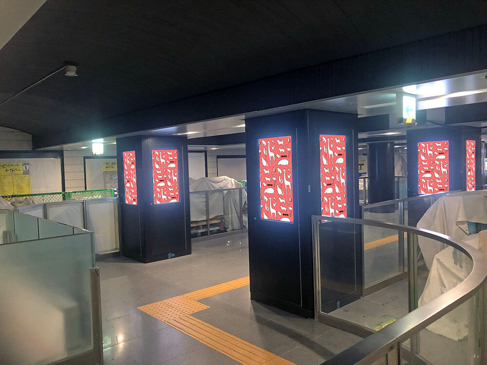東京メトロ銀座線銀座駅松屋口改札内にある、視認・注目率ともに高いタテ型のデジタルサイネージ媒体