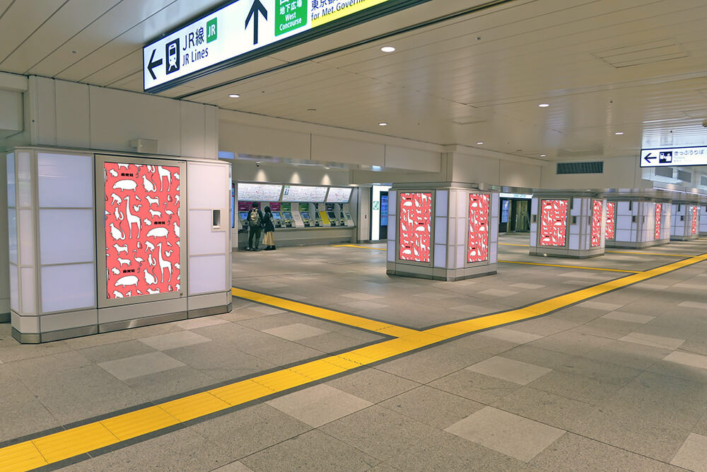JR東日本新宿駅東西自由通にある、視認・注目率ともに高いタテ型のデジタルサイネージ媒体