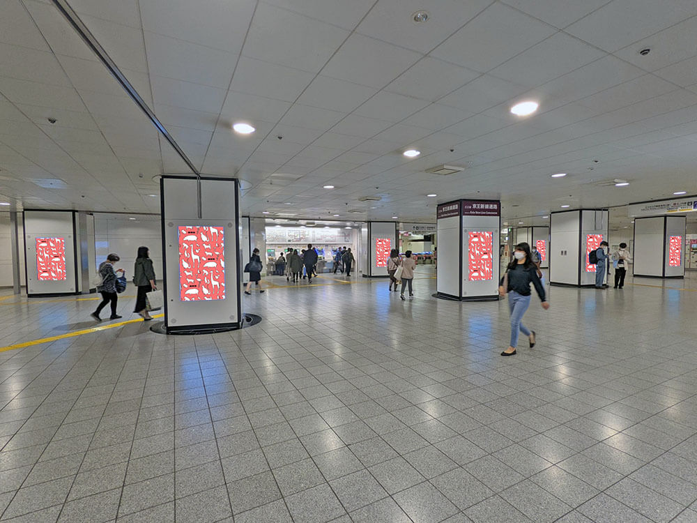 都営大江戸線新宿駅改札外にある、視認・注目率ともに高いタテ型のデジタルサイネージ媒体