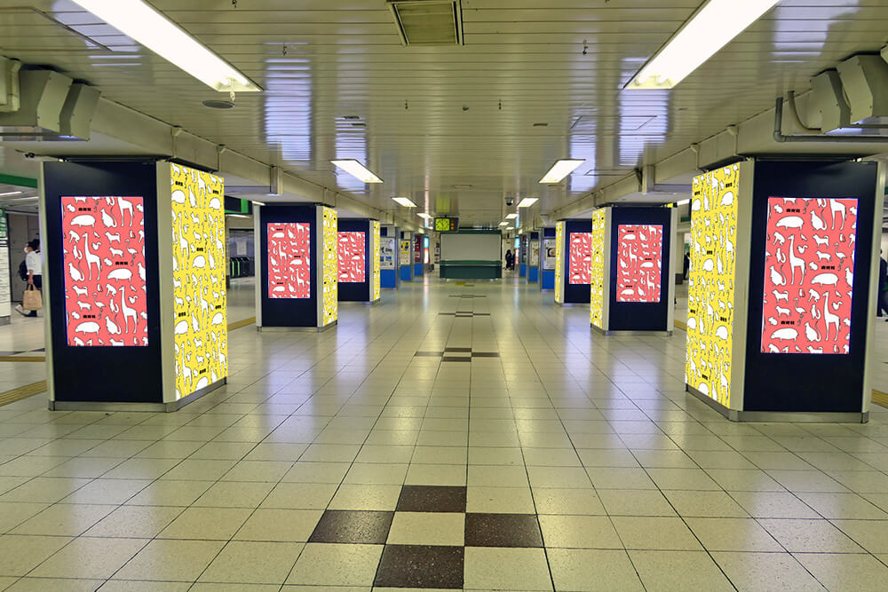 JR東日本池袋駅中央口改札を出た正面の乗降客の多い場所に、デジタルサイネージの躯体側面にシート広告