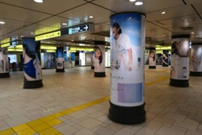 表参道駅　柱巻