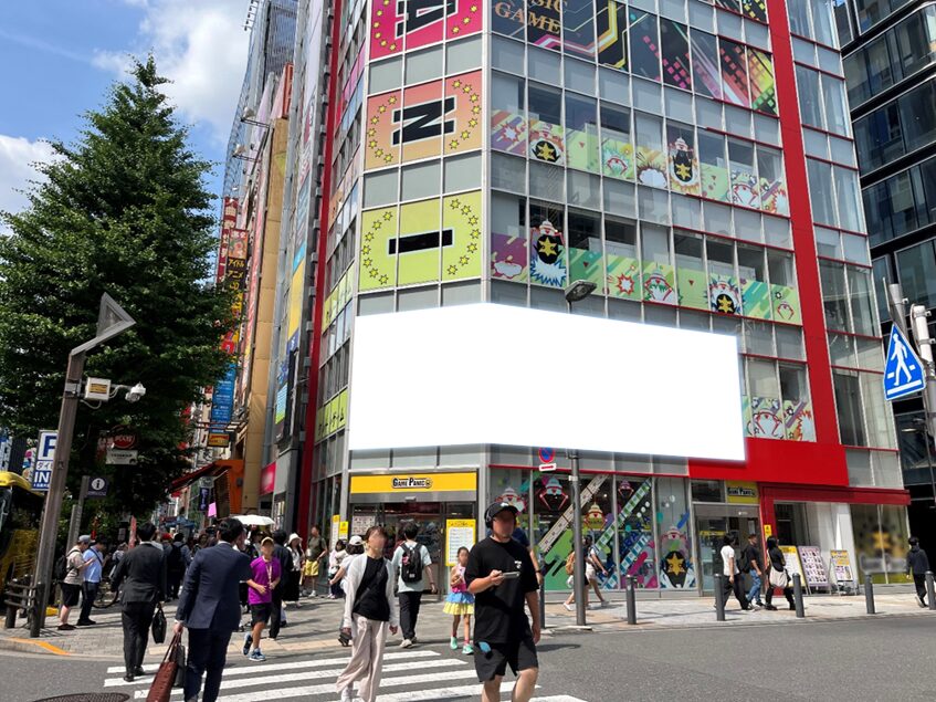 秋葉原　ワイドウォール135°