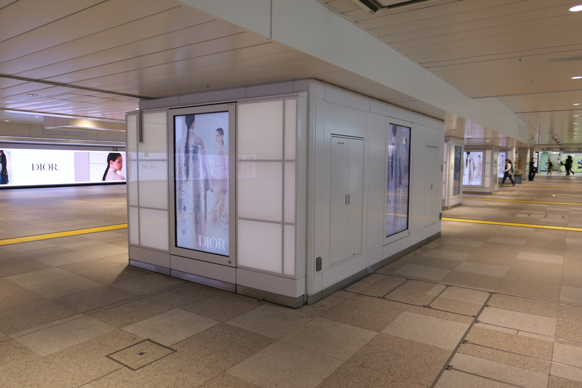 JR東日本_新宿JADビジョン東西自由通路＆新宿JADビジョン西改札