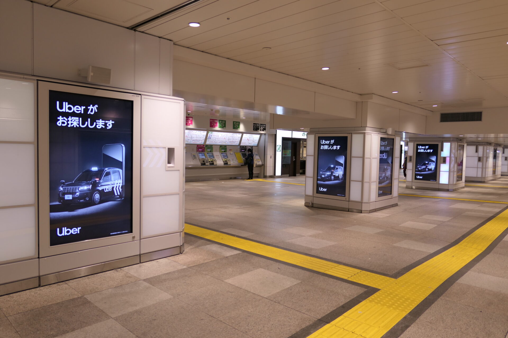 JR東日本_新宿JADビジョン東西自由通路＆新宿JADビジョン西改札