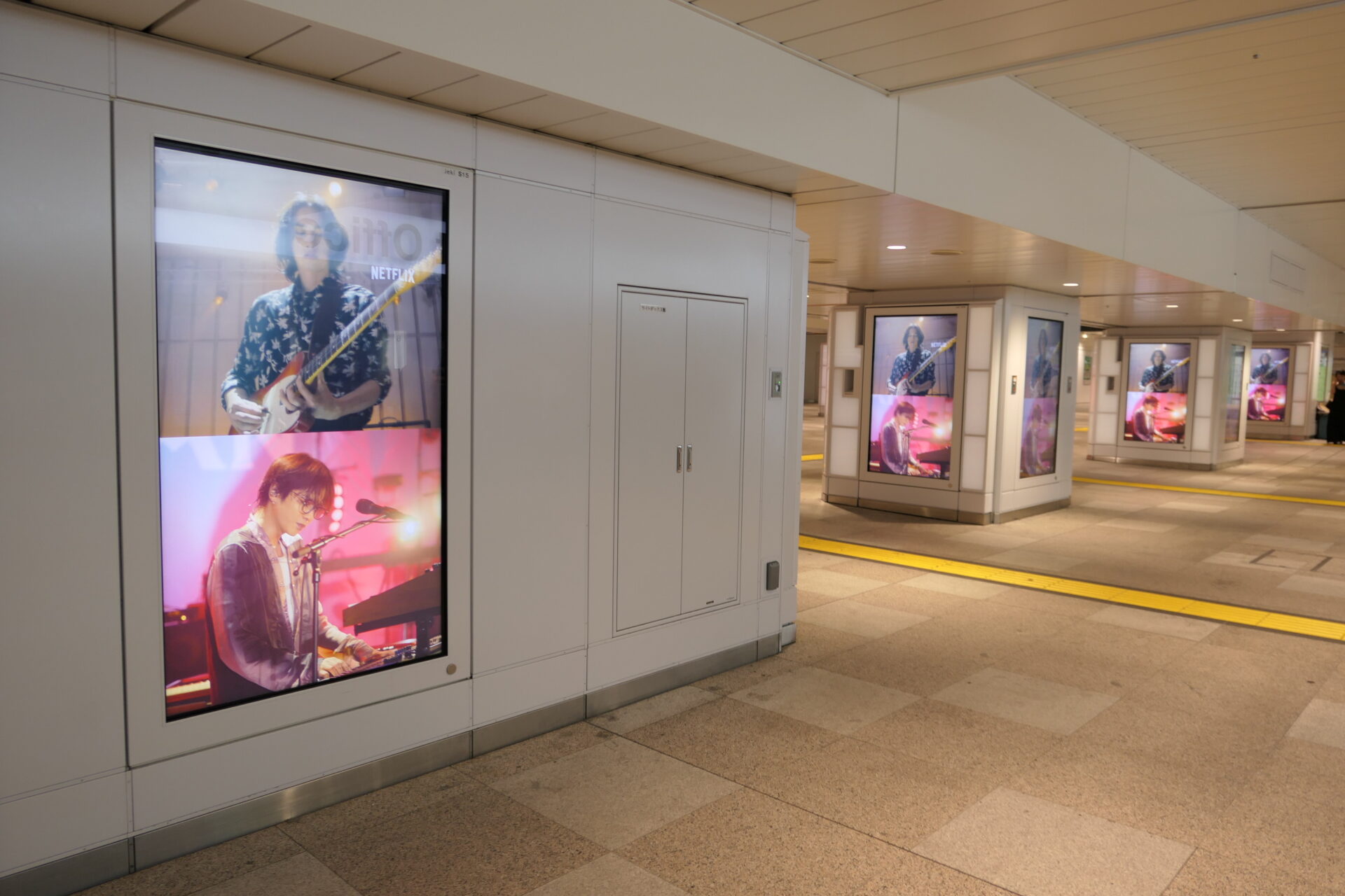 JR東日本_新宿JADビジョン東西自由通路＆新宿JADビジョン西改札 