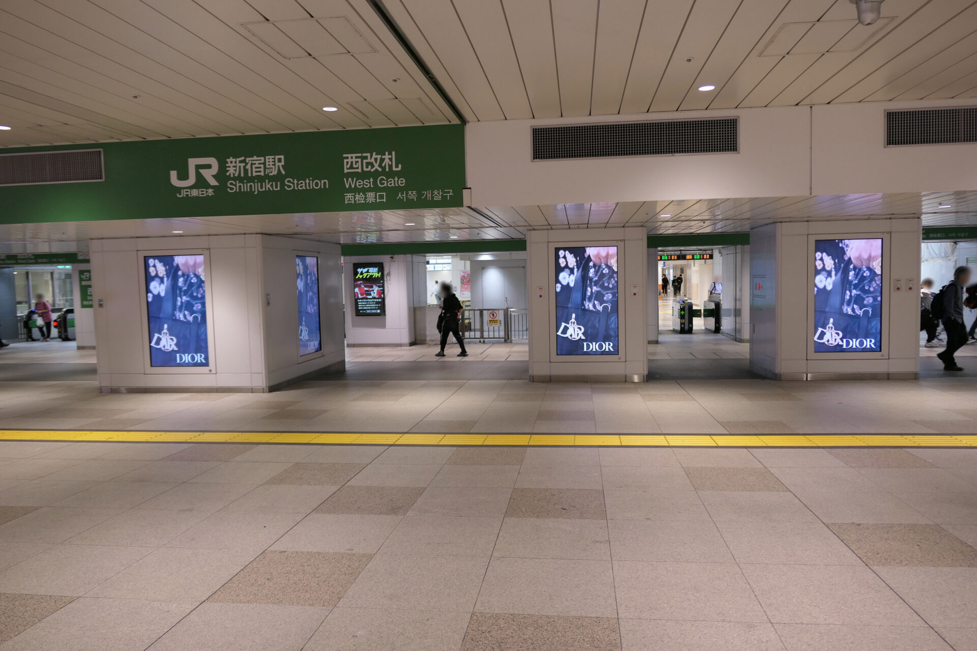 JR東日本_新宿JADビジョン東西自由通路＆新宿JADビジョン西改札