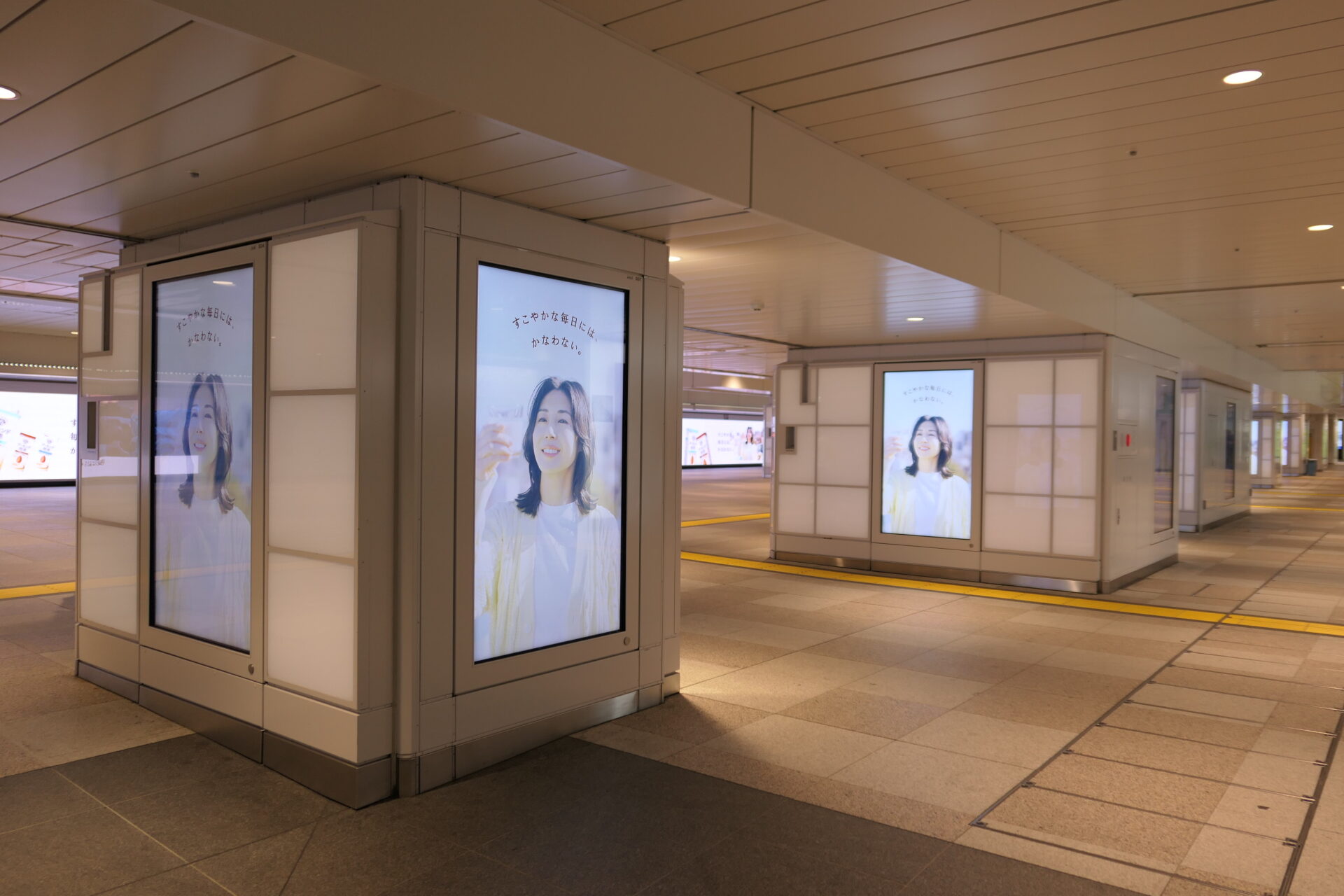 JR東日本_新宿JADビジョン東西自由通路＆新宿JADビジョン西改札