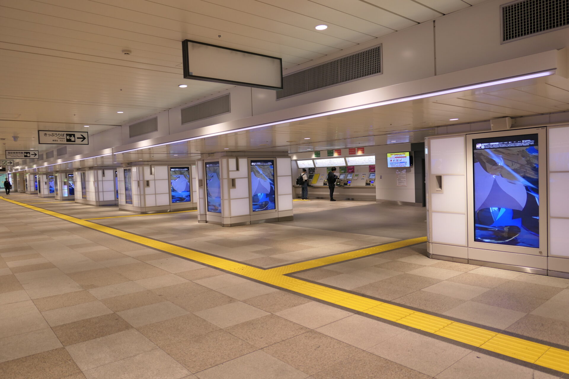 JR東日本_新宿JADビジョン東西自由通路＆新宿JADビジョン西改札
