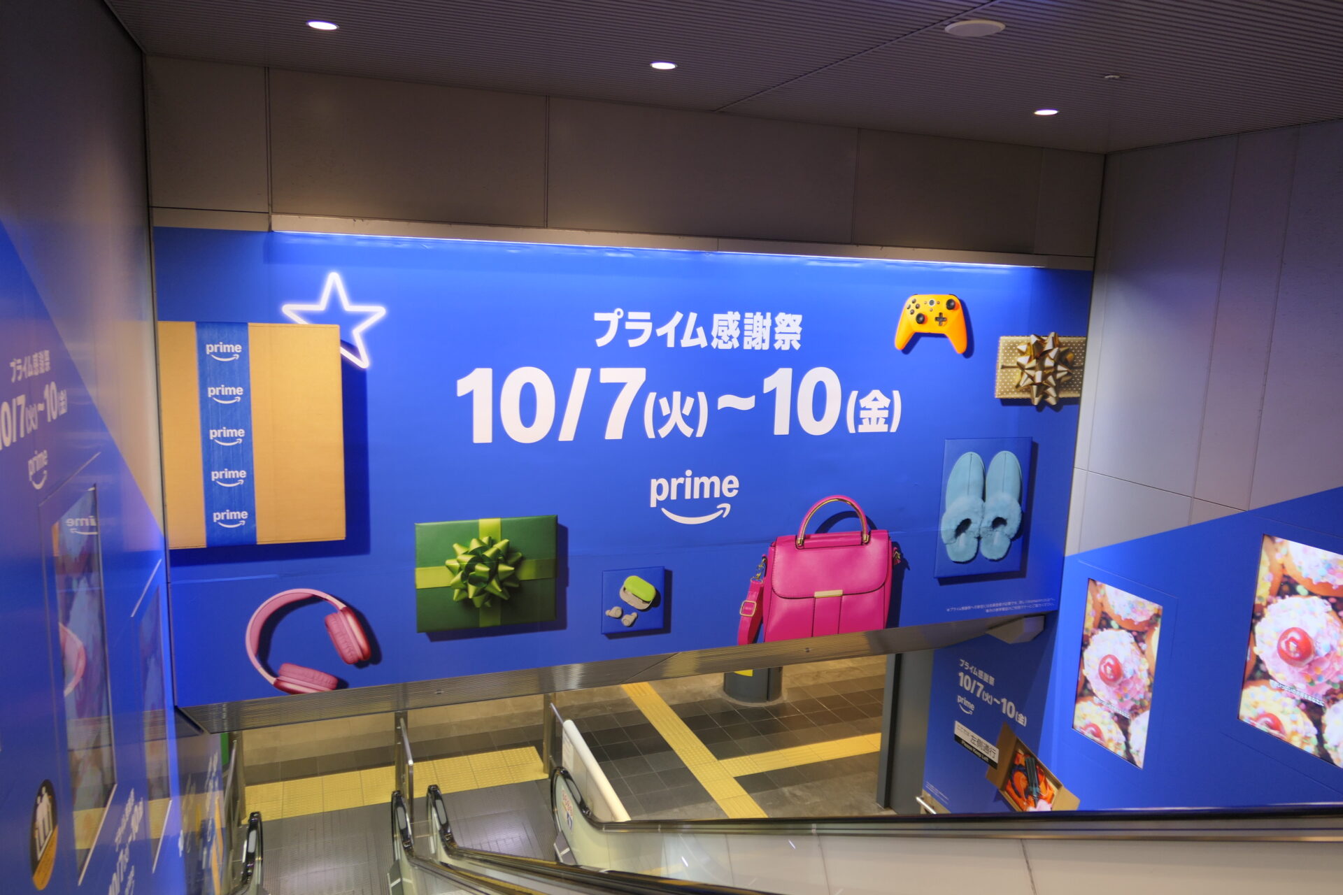 東急_田都渋谷駅階段壁面サイネージラッピング+渋谷7番ボード