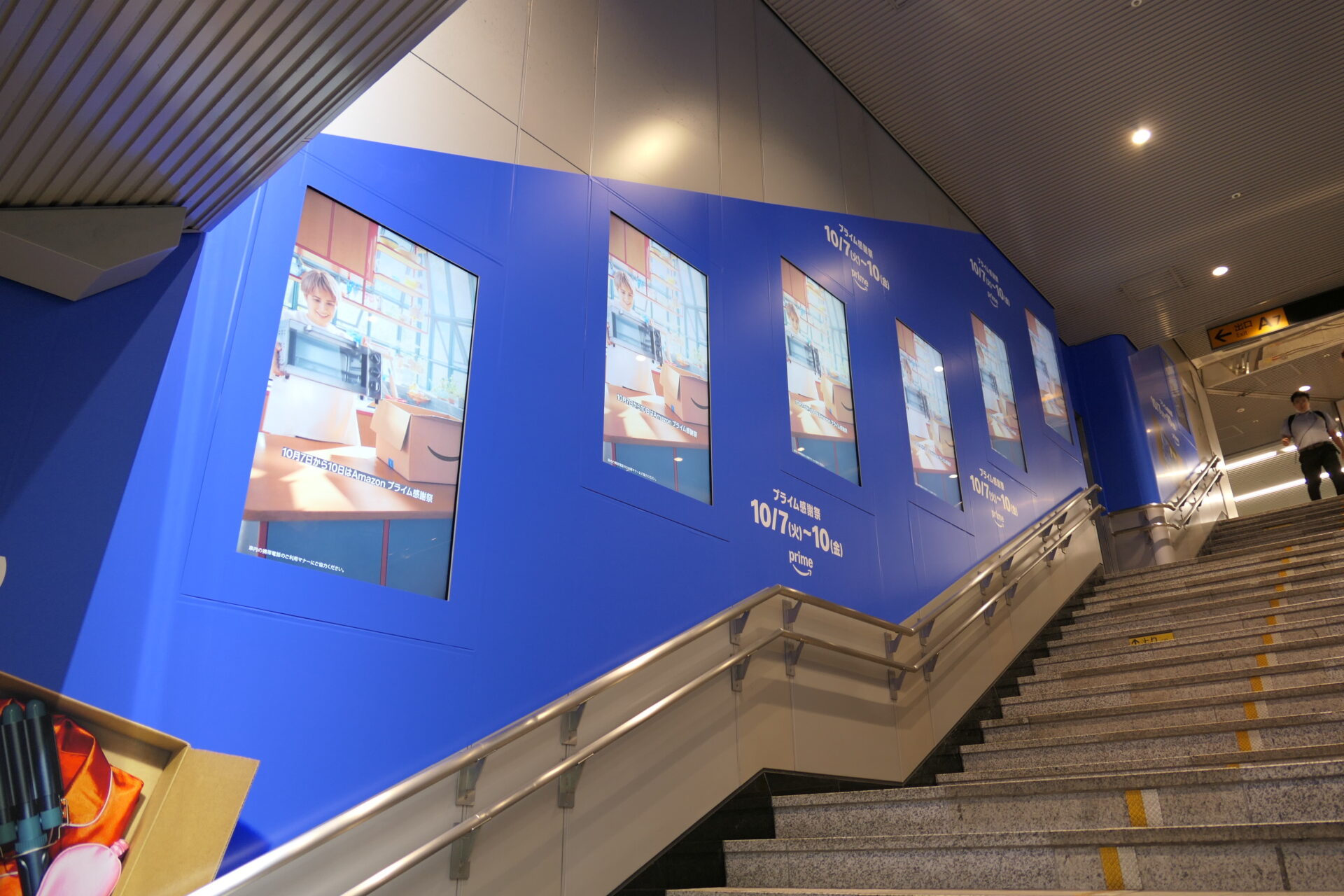 東急_田都渋谷駅階段壁面サイネージラッピング+渋谷7番ボード