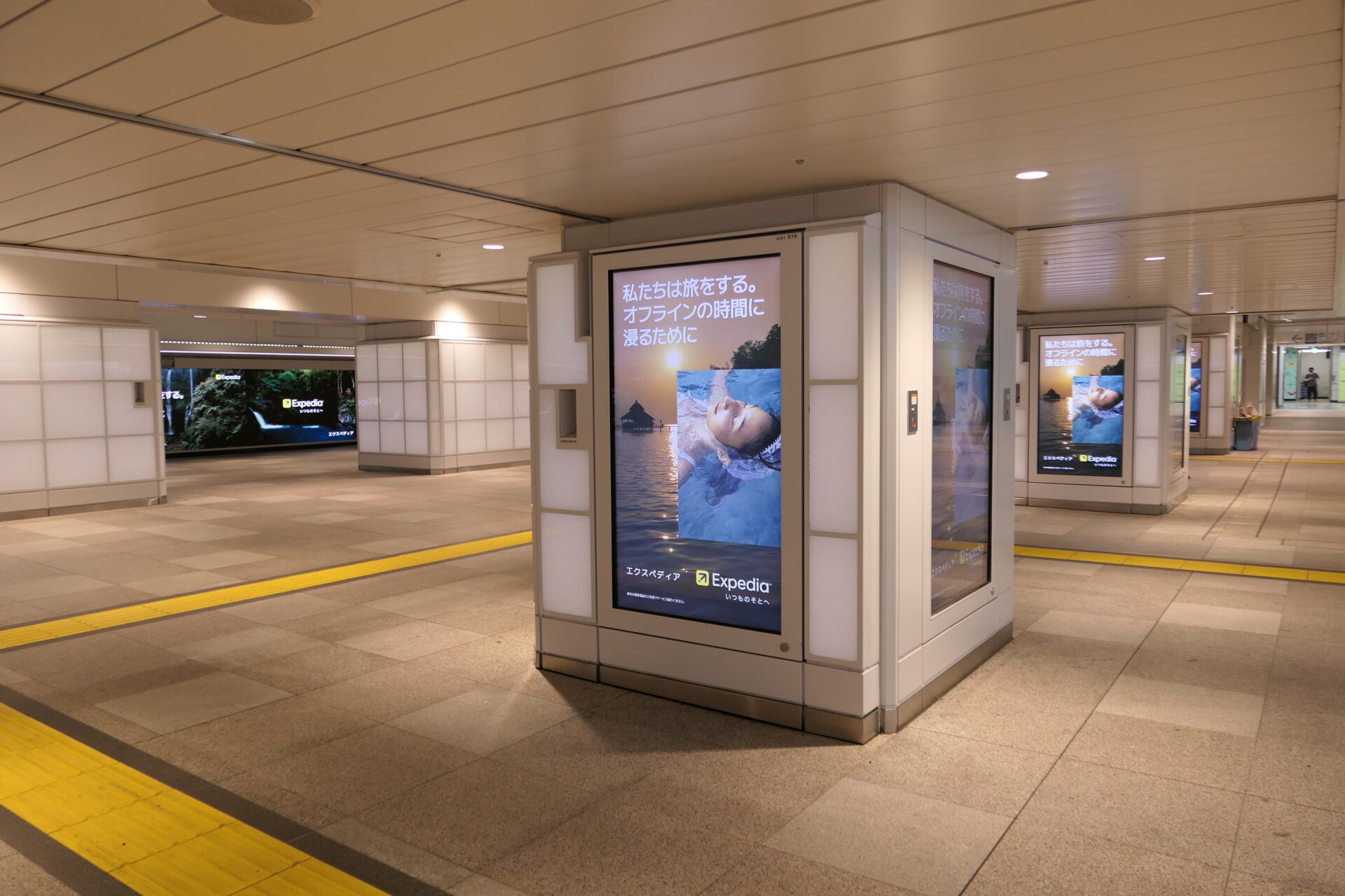 JR東日本_新宿JADビジョン東西自由通路＆新宿JADビジョン西改札