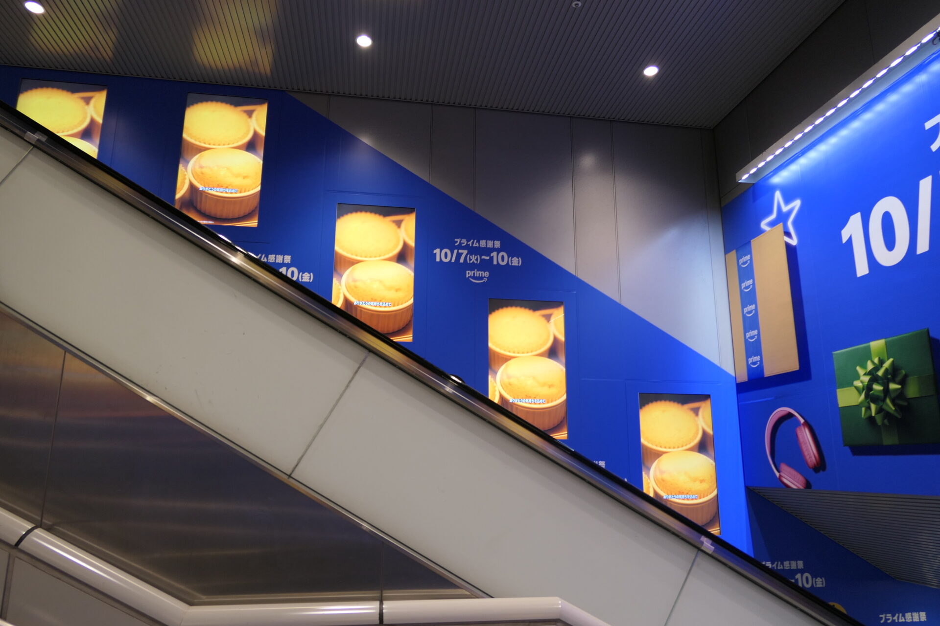 東急_田都渋谷駅階段壁面サイネージラッピング+渋谷7番ボード